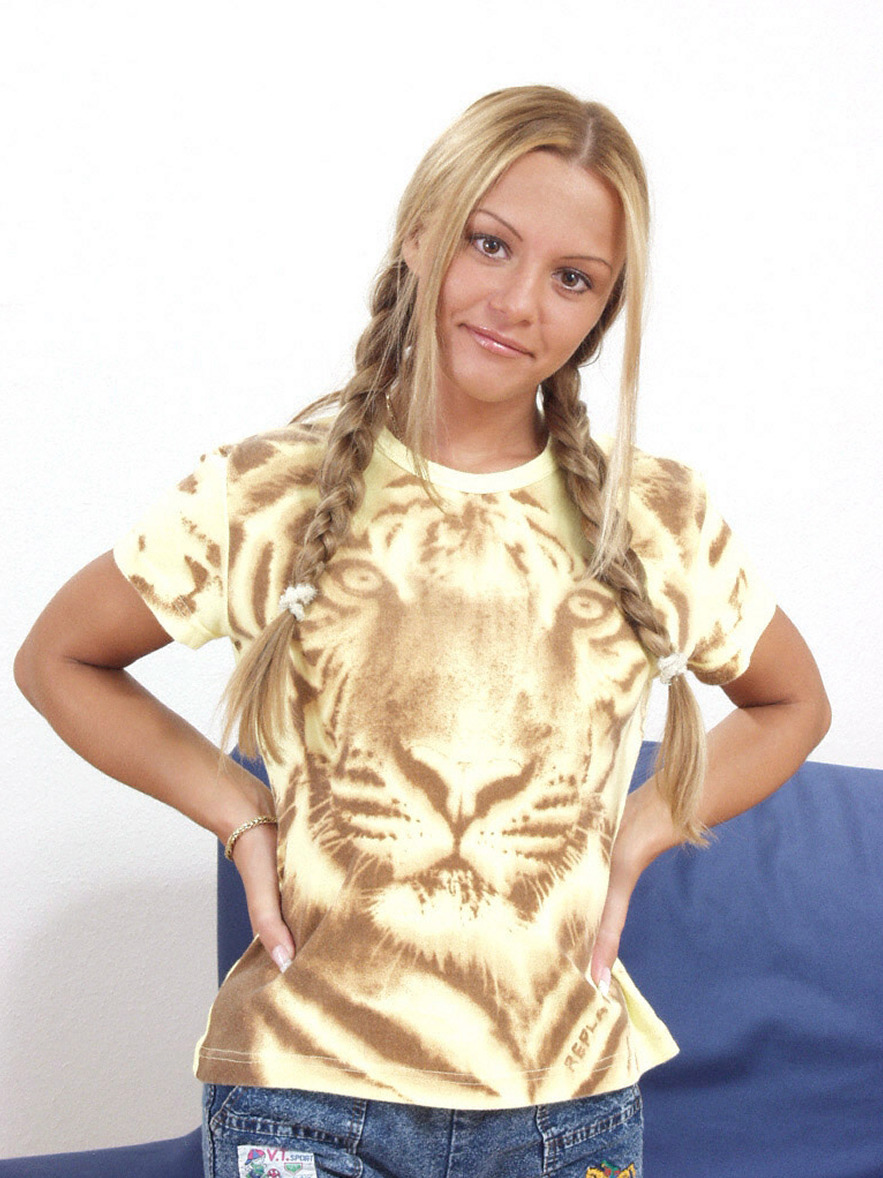 Frau mit Zöpfen im Tiger-Shirt